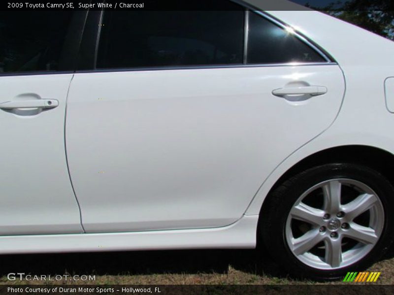 Super White / Charcoal 2009 Toyota Camry SE