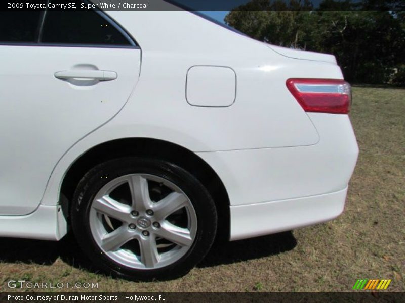Super White / Charcoal 2009 Toyota Camry SE