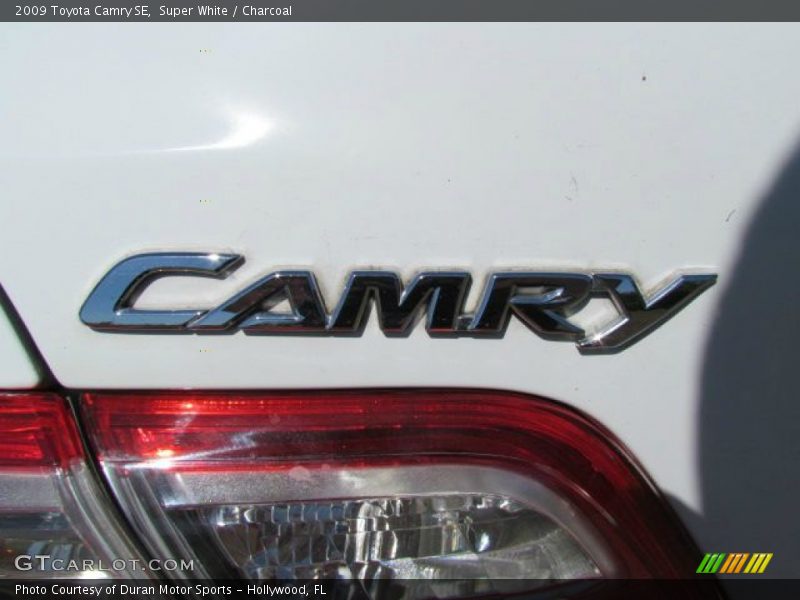 Super White / Charcoal 2009 Toyota Camry SE