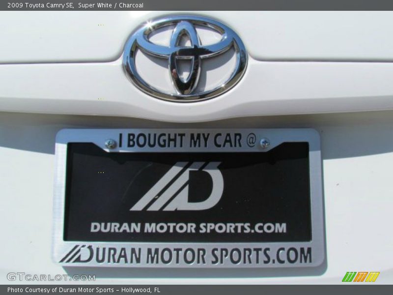 Super White / Charcoal 2009 Toyota Camry SE
