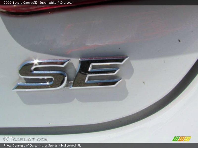 Super White / Charcoal 2009 Toyota Camry SE