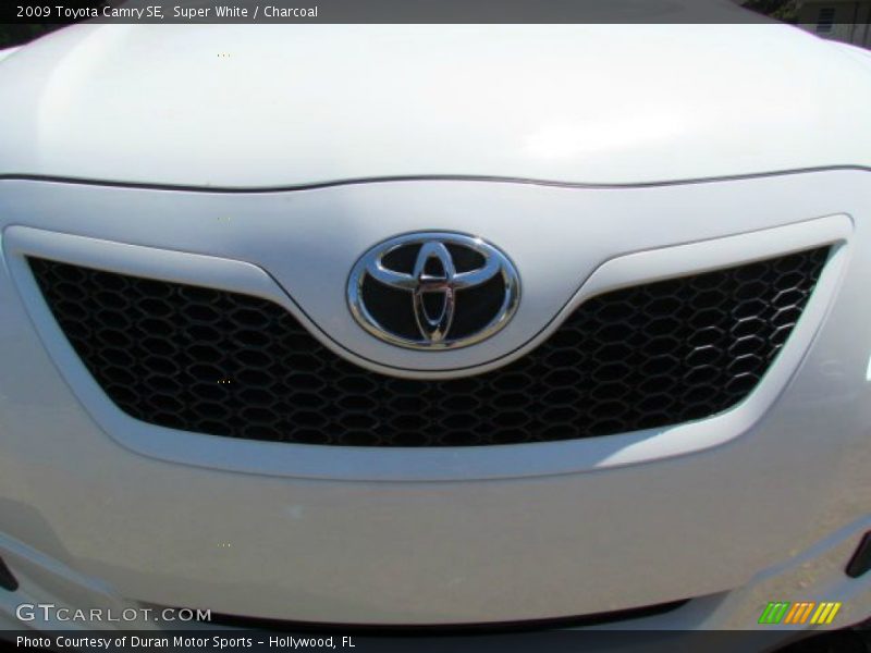 Super White / Charcoal 2009 Toyota Camry SE