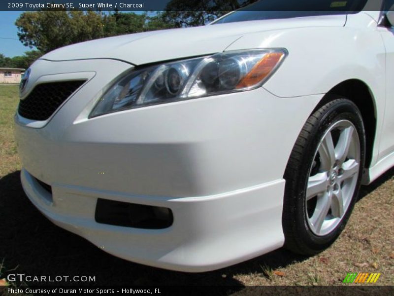 Super White / Charcoal 2009 Toyota Camry SE