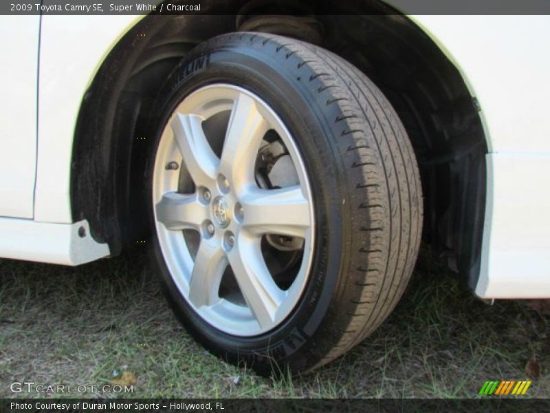 Super White / Charcoal 2009 Toyota Camry SE