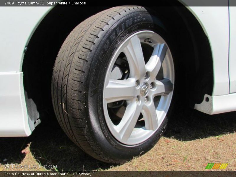 Super White / Charcoal 2009 Toyota Camry SE