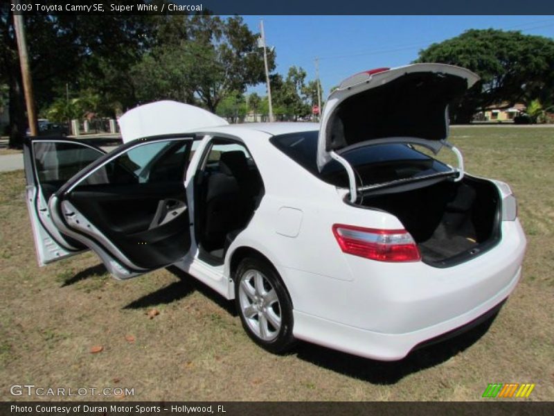 Super White / Charcoal 2009 Toyota Camry SE