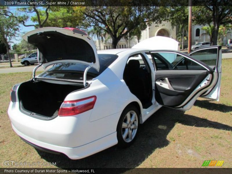 Super White / Charcoal 2009 Toyota Camry SE
