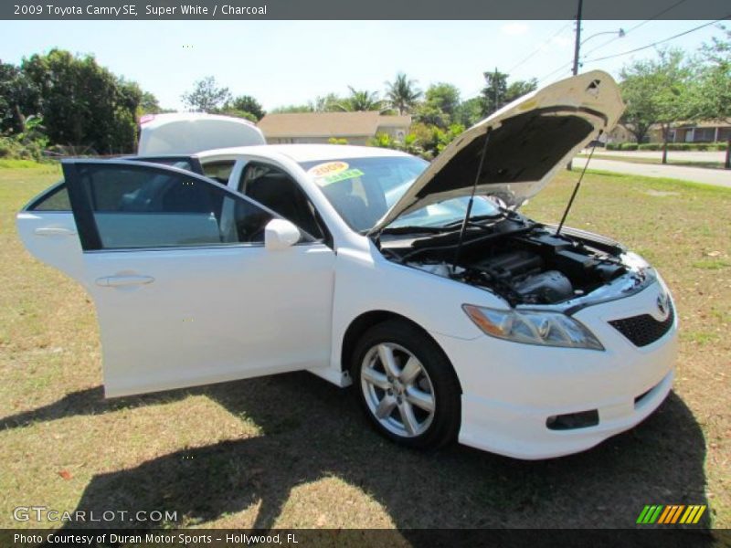 Super White / Charcoal 2009 Toyota Camry SE