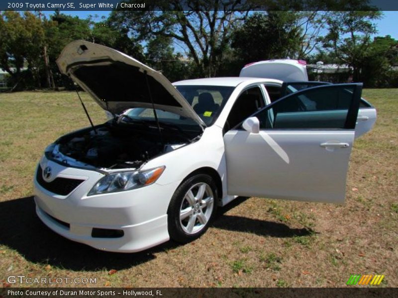 Super White / Charcoal 2009 Toyota Camry SE