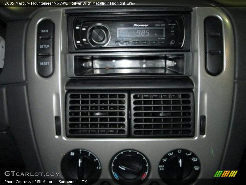 Silver Birch Metallic / Midnight Grey 2005 Mercury Mountaineer V6 AWD