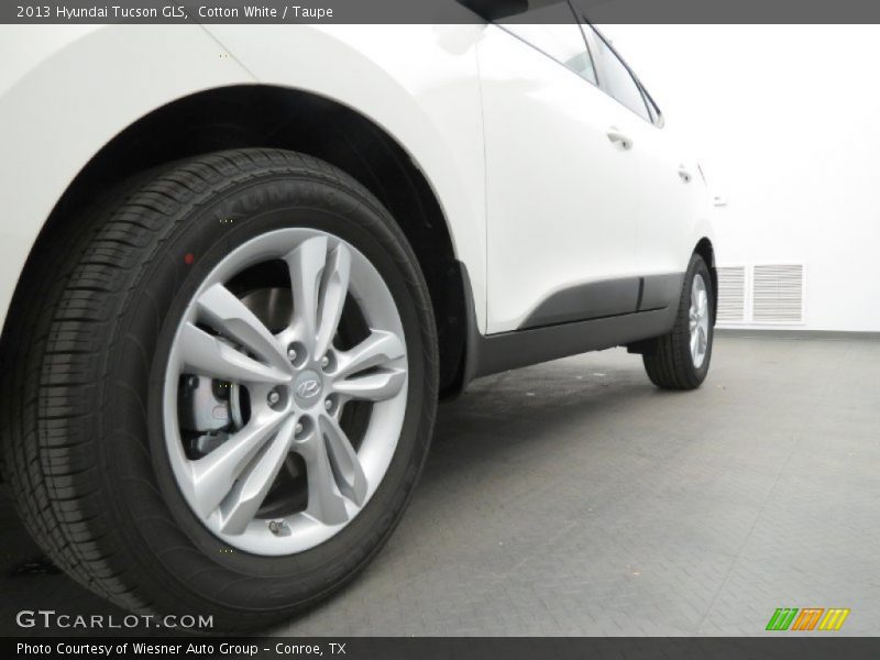 Cotton White / Taupe 2013 Hyundai Tucson GLS