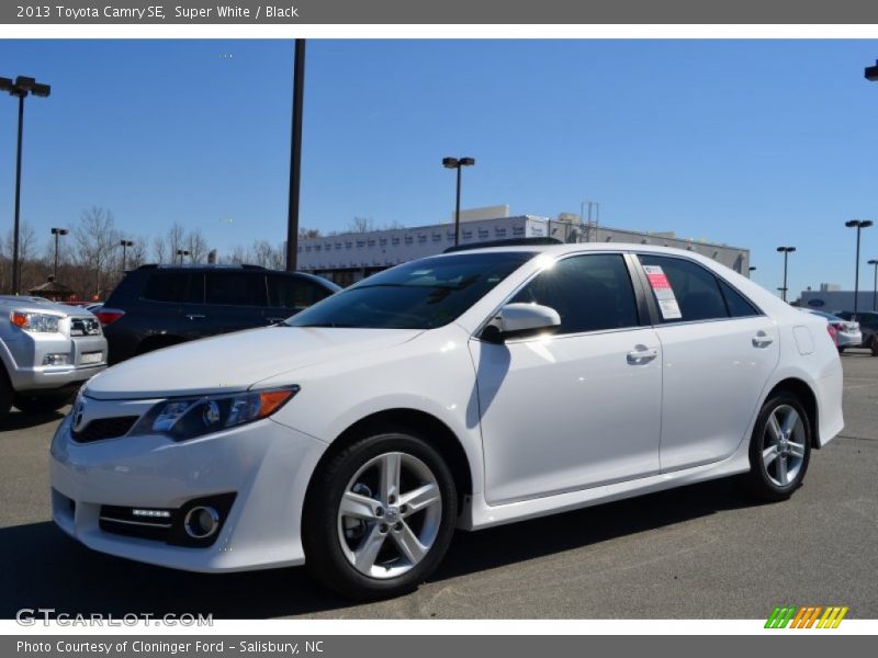 Super White / Black 2013 Toyota Camry SE