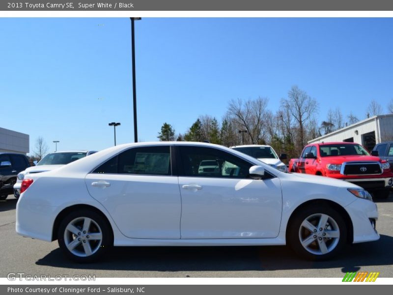 Super White / Black 2013 Toyota Camry SE