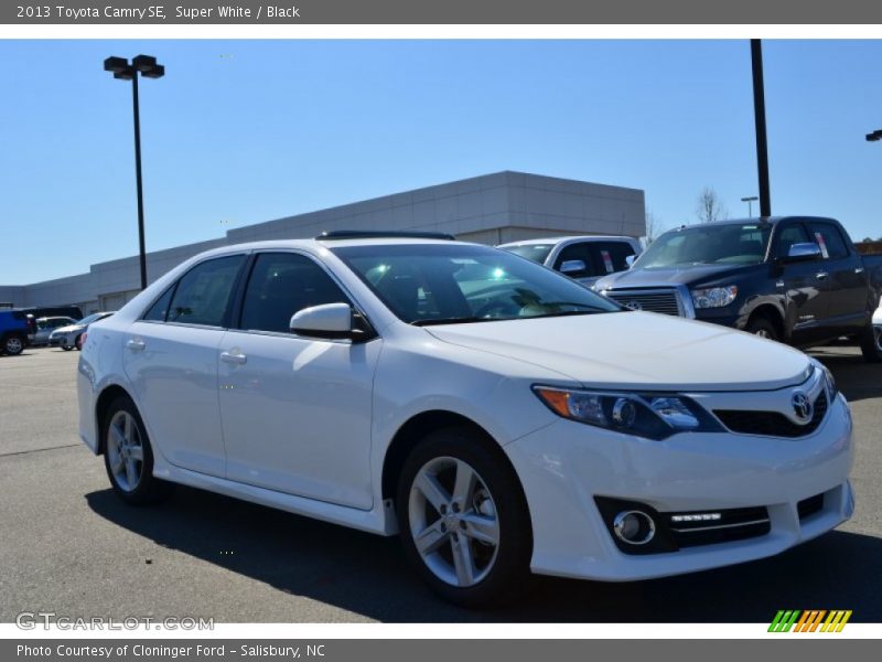 Super White / Black 2013 Toyota Camry SE