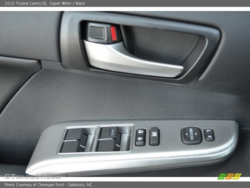 Super White / Black 2013 Toyota Camry SE