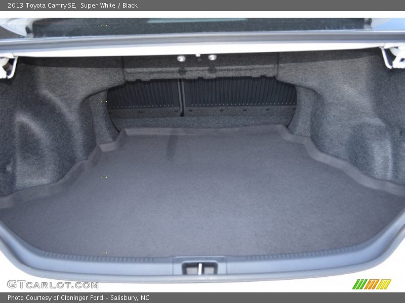 Super White / Black 2013 Toyota Camry SE