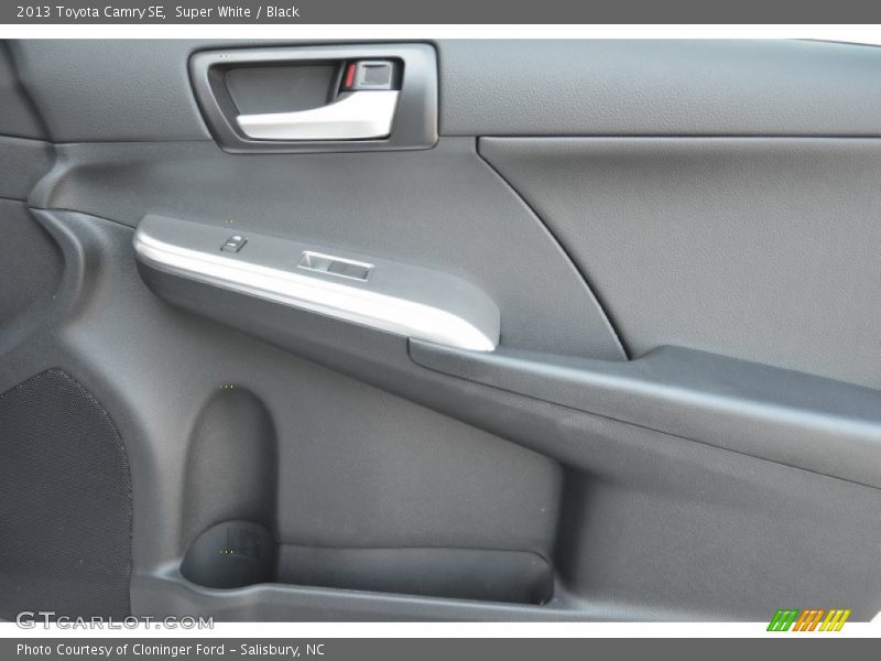 Super White / Black 2013 Toyota Camry SE