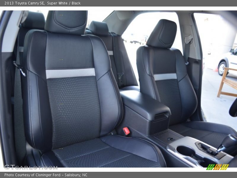 Super White / Black 2013 Toyota Camry SE