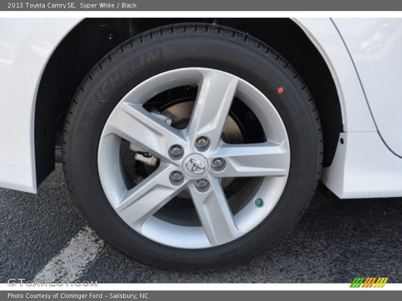 Super White / Black 2013 Toyota Camry SE