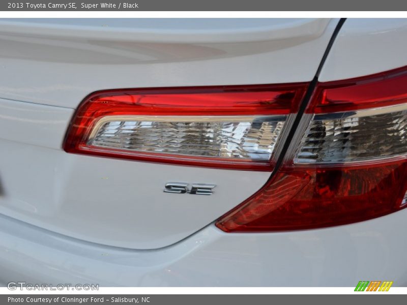 Super White / Black 2013 Toyota Camry SE