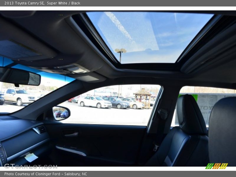 Super White / Black 2013 Toyota Camry SE