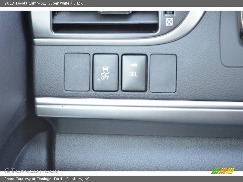 Super White / Black 2013 Toyota Camry SE