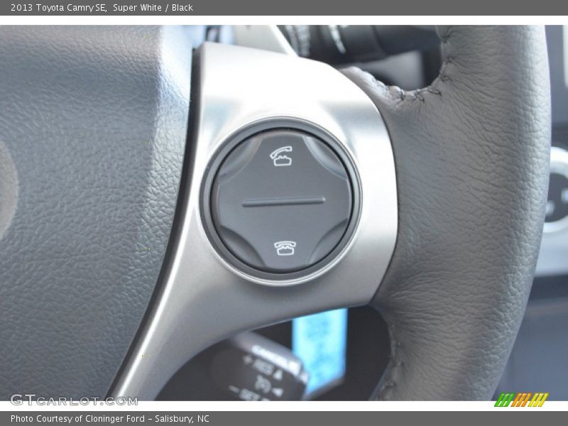 Super White / Black 2013 Toyota Camry SE