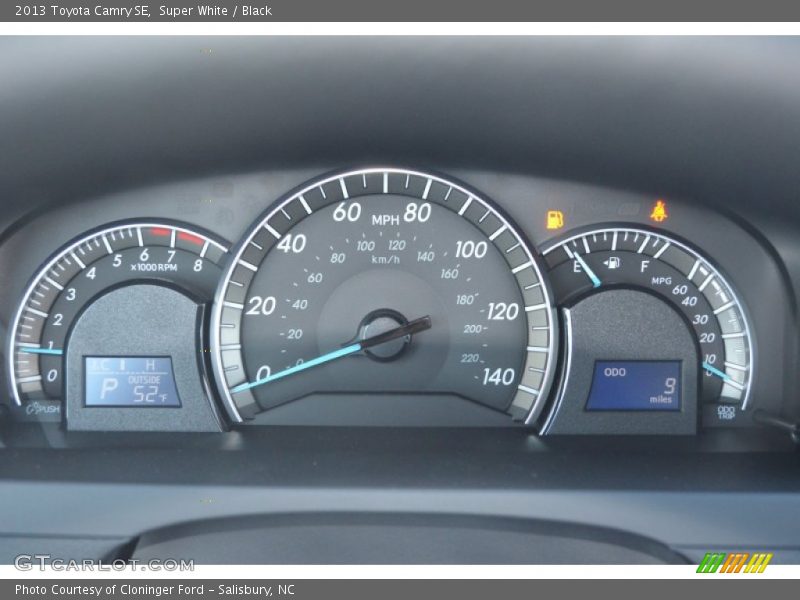 Super White / Black 2013 Toyota Camry SE