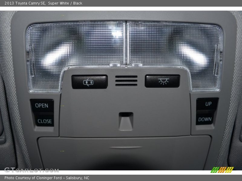 Super White / Black 2013 Toyota Camry SE