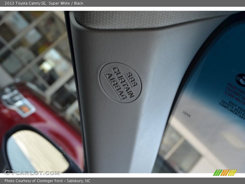 Super White / Black 2013 Toyota Camry SE