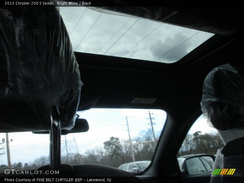 Bright White / Black 2013 Chrysler 200 S Sedan