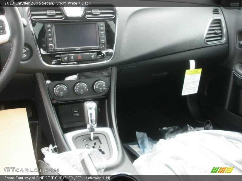 Bright White / Black 2013 Chrysler 200 S Sedan