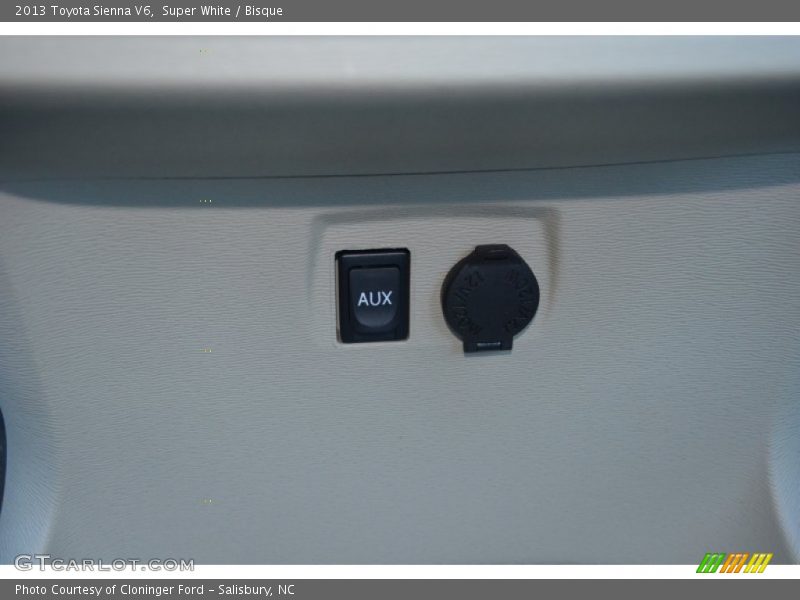 Super White / Bisque 2013 Toyota Sienna V6