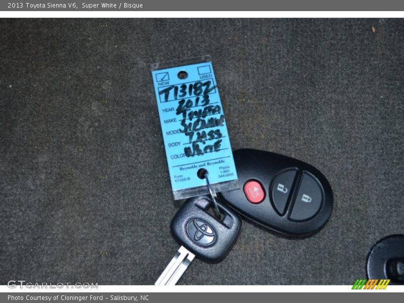 Super White / Bisque 2013 Toyota Sienna V6
