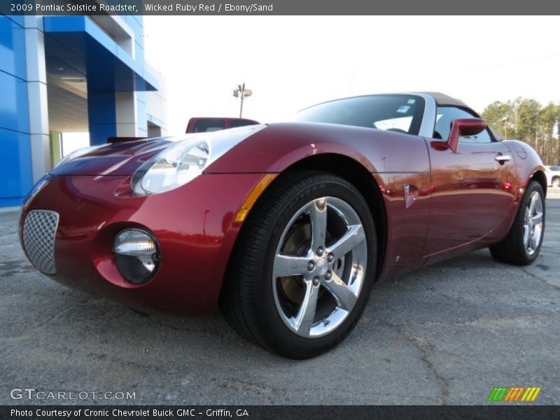 Front 3/4 View of 2009 Solstice Roadster