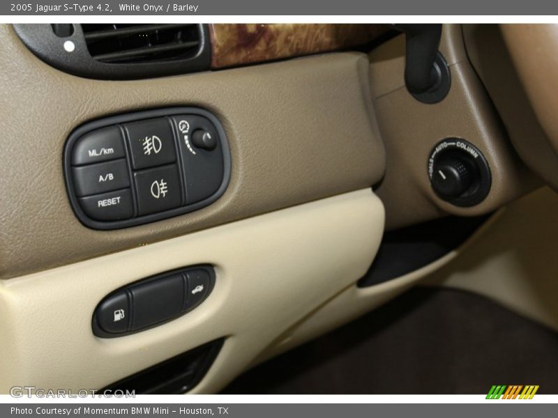 White Onyx / Barley 2005 Jaguar S-Type 4.2