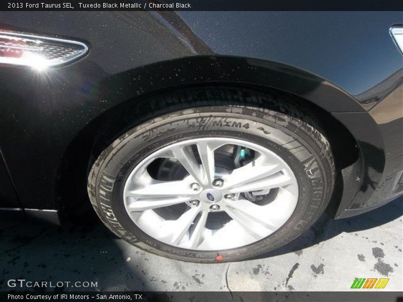 Tuxedo Black Metallic / Charcoal Black 2013 Ford Taurus SEL