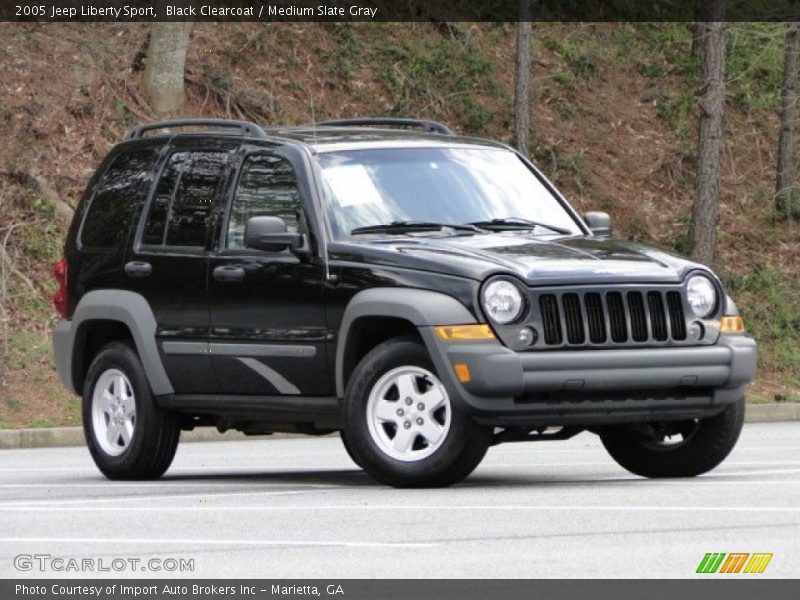 Front 3/4 View of 2005 Liberty Sport