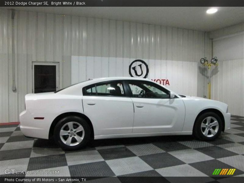 Bright White / Black 2012 Dodge Charger SE