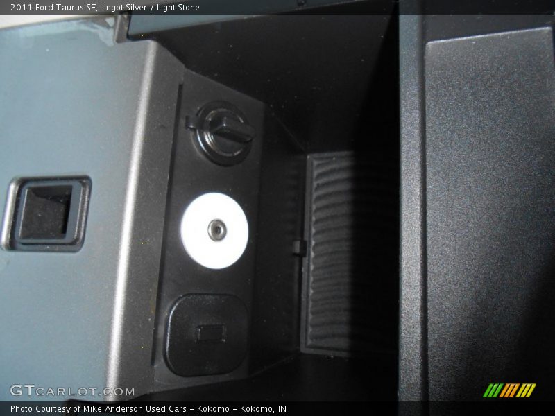 Ingot Silver / Light Stone 2011 Ford Taurus SE