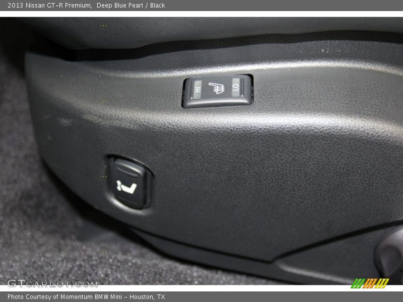 Controls of 2013 GT-R Premium
