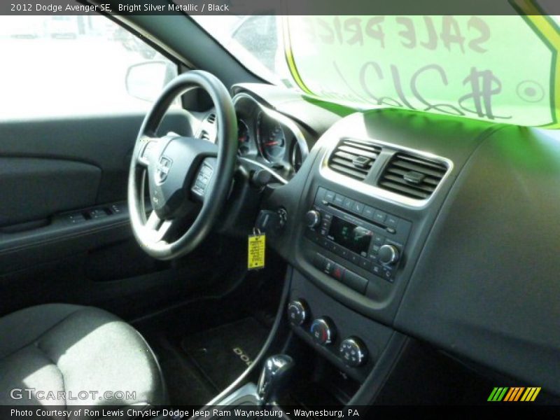 Bright Silver Metallic / Black 2012 Dodge Avenger SE