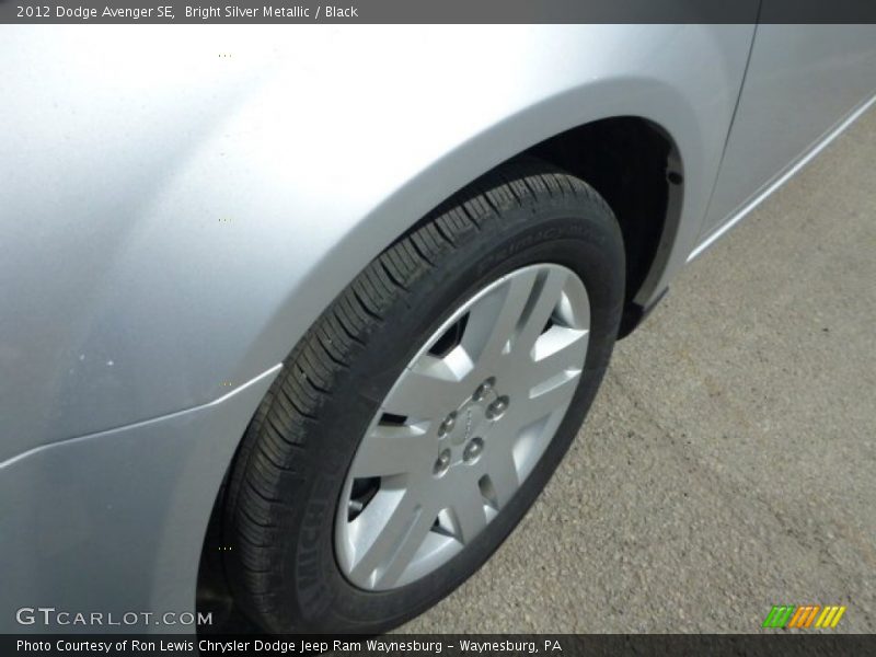 Bright Silver Metallic / Black 2012 Dodge Avenger SE