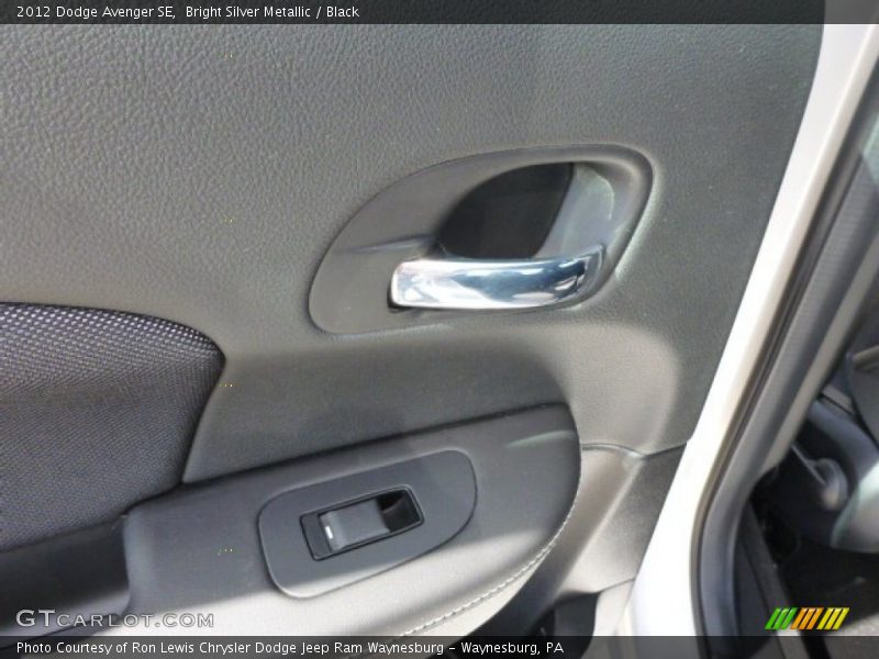 Bright Silver Metallic / Black 2012 Dodge Avenger SE