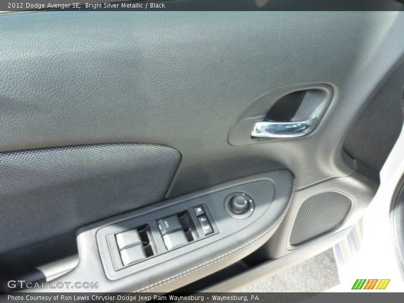 Bright Silver Metallic / Black 2012 Dodge Avenger SE