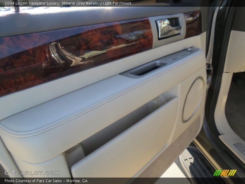 Mineral Grey Metallic / Light Parchment 2004 Lincoln Navigator Luxury