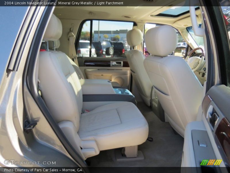 Mineral Grey Metallic / Light Parchment 2004 Lincoln Navigator Luxury