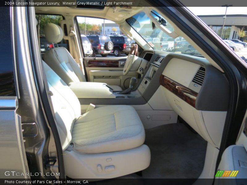 Mineral Grey Metallic / Light Parchment 2004 Lincoln Navigator Luxury