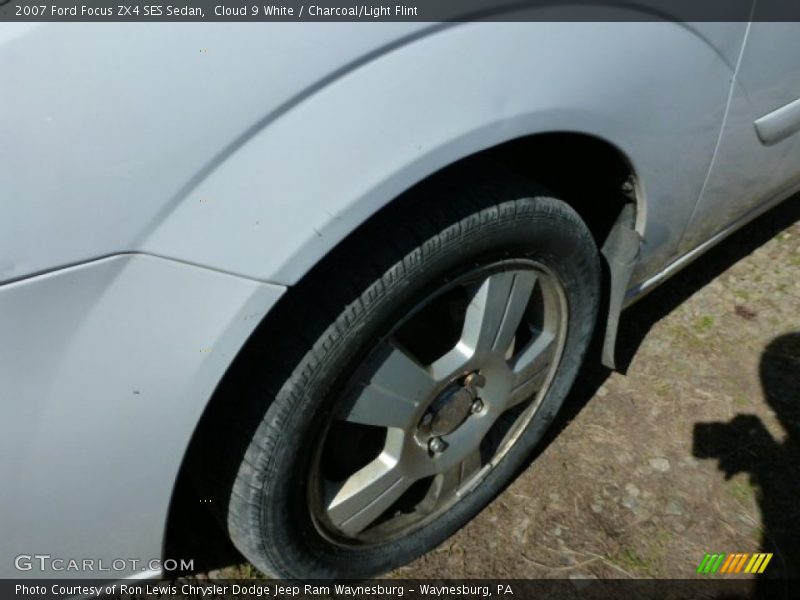 Cloud 9 White / Charcoal/Light Flint 2007 Ford Focus ZX4 SES Sedan