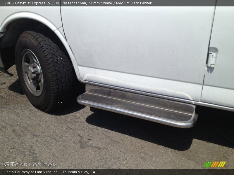 Summit White / Medium Dark Pewter 2006 Chevrolet Express LS 2500 Passenger van